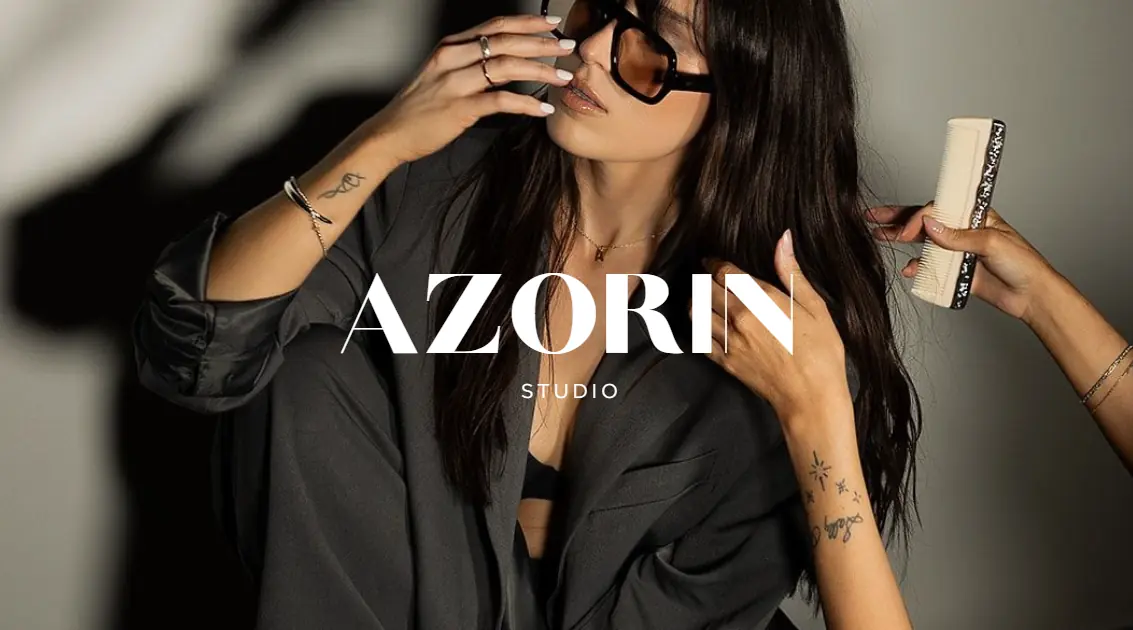 Mujer de cabello oscuro en una producción editorial de Azorín Studio